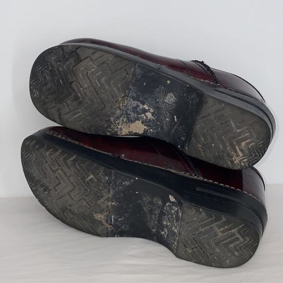 Dansko Professional Patent Leather Red Clogs Size 40 / 10 - Picture 11 of 13